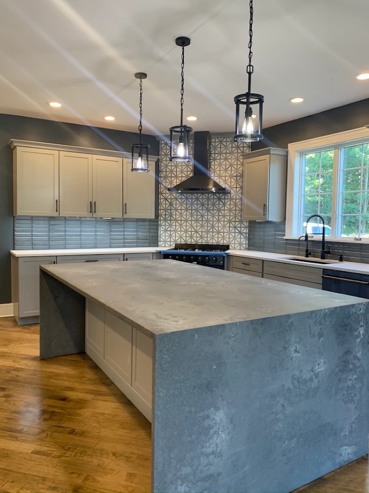 Geometric feature tiling behind a kitchen extractor