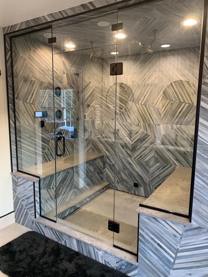 Marble-effect tiled shower with bench seating