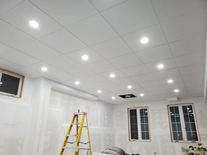 Suspended ceiling with recessed downlights