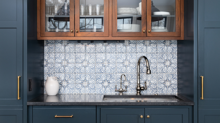 Patterned blue mosaic kitchen splashback tiling